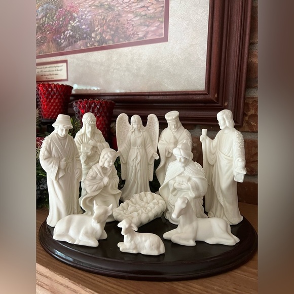 Vintage 1981 Solid Wood
Porcelain Nativity Set - Picture 1 of 10